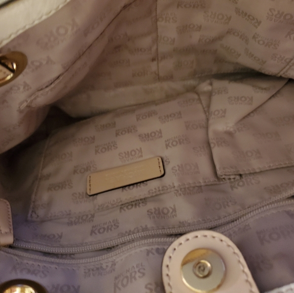 Good condition Michael Kors authentic hand bag - Picture 3 of 3